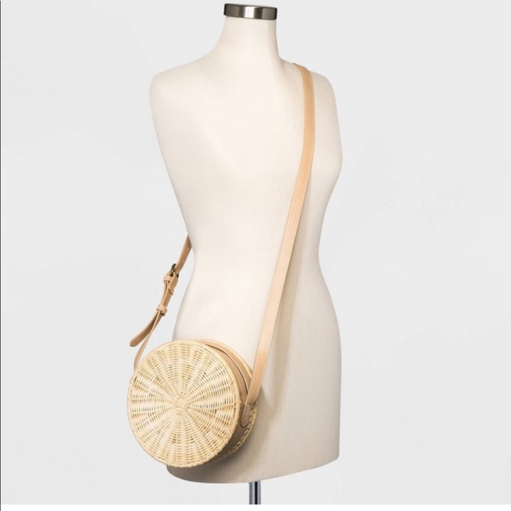 Zip closure straw tote handbag